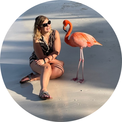 Xanthippe naast een flamingo op het strand